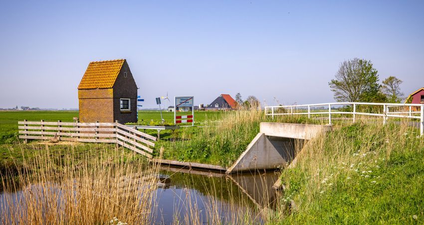 Foto van gemaal ter hoogte van verkeersbord einde Idzegea